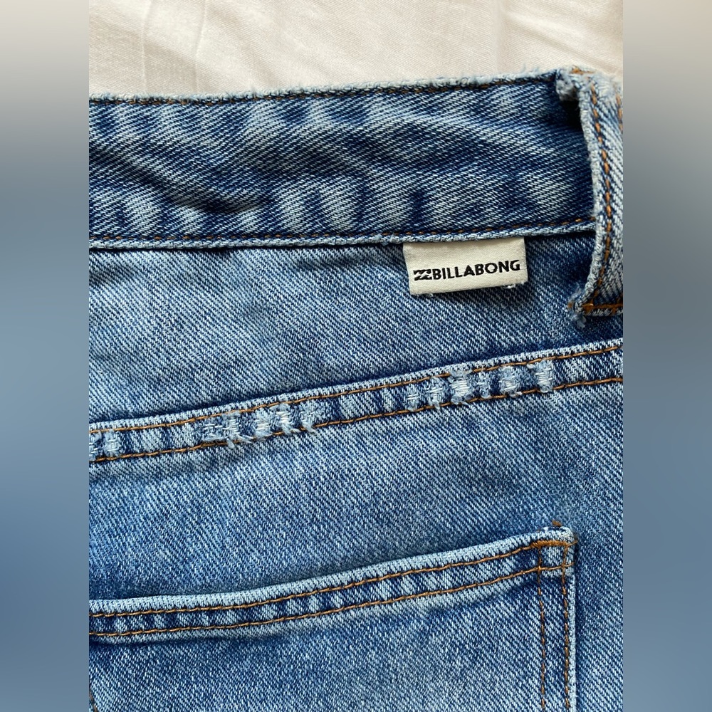BILLABONG🌊Jeans w/ frayed bottoms - Picture 7 of 7